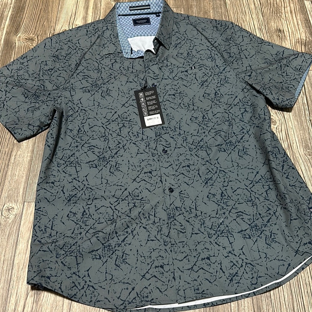 Men’s seven diamonds, four-way stretch size extra large button down casual top